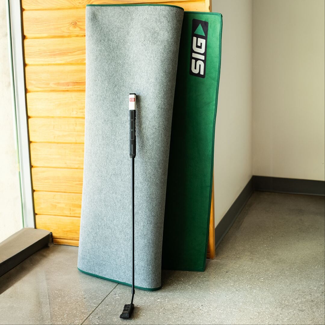 SIG LITE Indoor Putting Green 4' x 10' - The Golf Guys Online