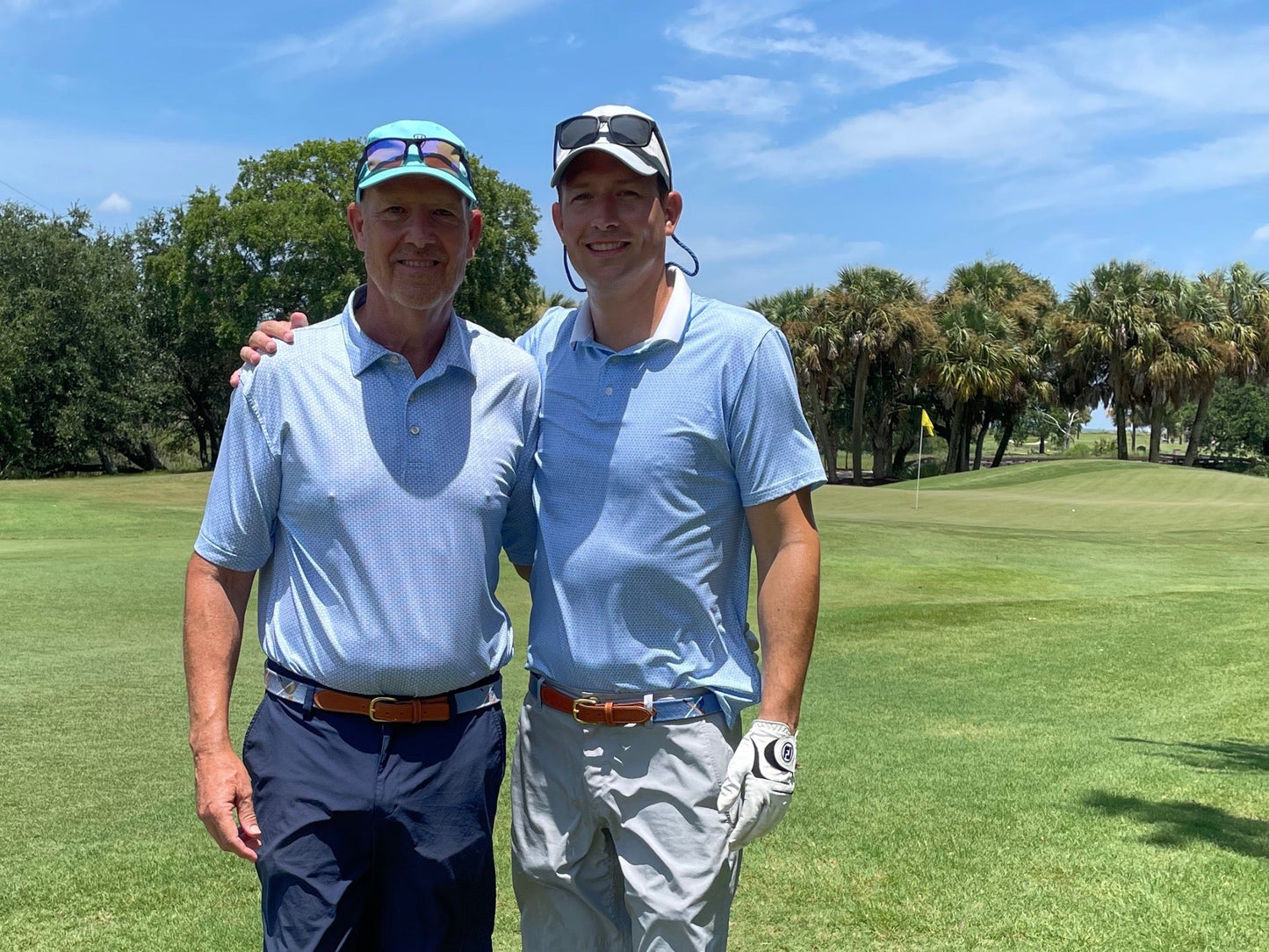 Golf Clubs and Flags Crossed - The Golf Guys Online
